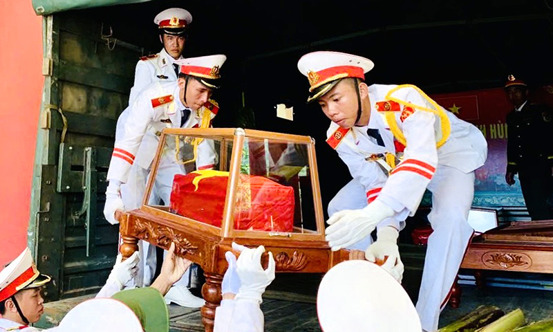 Đón nhận hài cốt liệt sỹ quân tình nguyện và chuyên gia Việt Nam hy sinh tại tỉnh Khăm Muồn