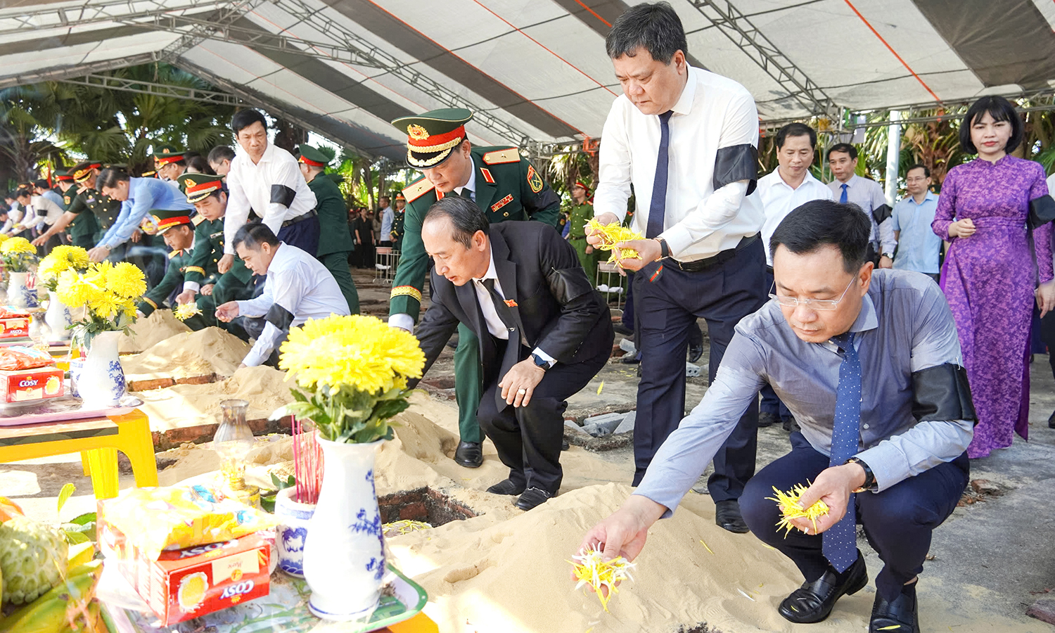 Lễ truy điệu và an táng hài cốt liệt sỹ hy sinh tại tỉnh Khăm Muồn