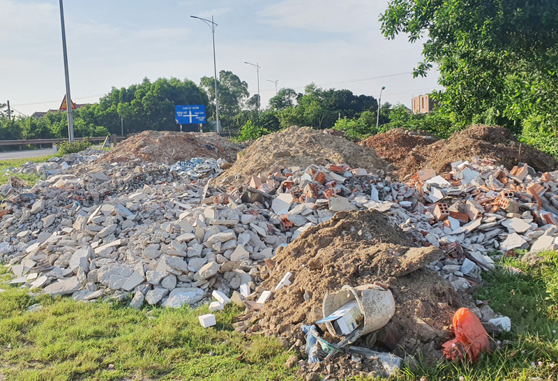Cần ngăn chặn, xử lý nghiêm hành vi đổ trộm rác thải xây dựng bừa bãi