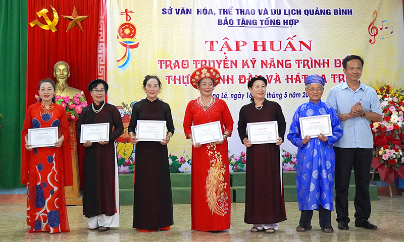 Trao truyền kỹ năng trình diễn, thực hành đàn và hát ca trù