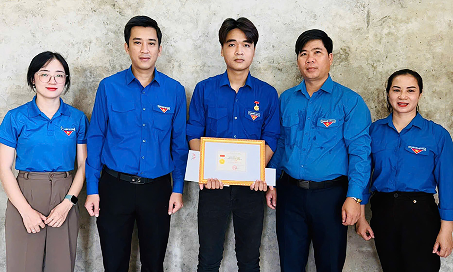 Trao Huy hiệu "Tuổi trẻ dũng cảm" cho đoàn viên cứu người đuối nước