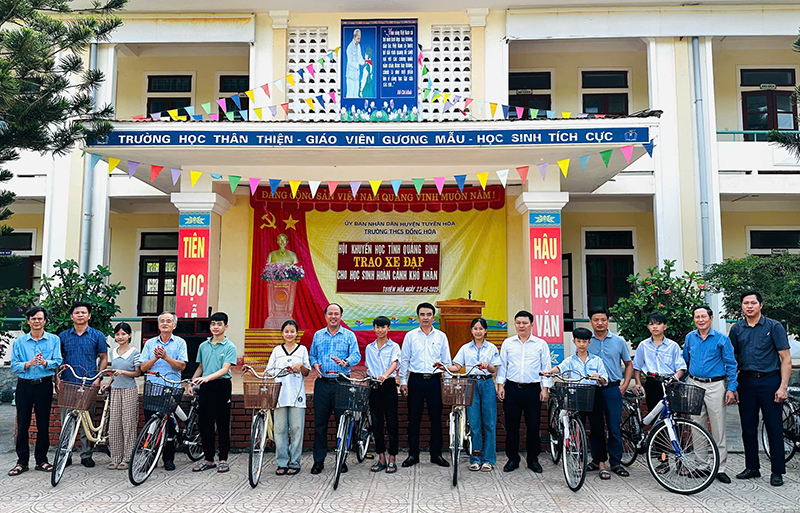 Trao 200 chiếc xe đạp cho học sinh có hoàn cảnh khó khăn