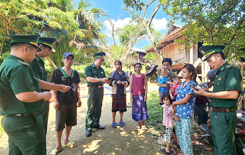Giúp đồng bào dân tộc thiểu số góp ý sửa đổi, bổ sung Hiến pháp