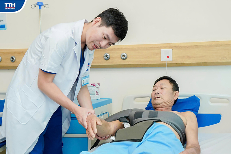 Phẫu thuật nội soi khớp vai-Kỹ thuật cao điều trị rách cơ chóp xoay tại TTH Quảng Bình