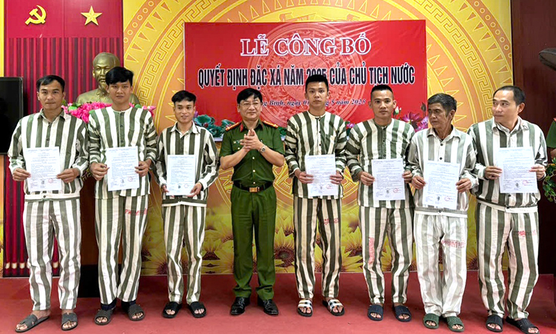 Đại diện lãnh đạo Phòng Thi hành án hình sự và hỗ trợ tư pháp, Công an tỉnh trao quyết định đặc xá cho phạm nhân.