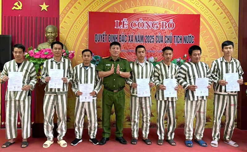 Đại diện lãnh đạo Trại Tạm giam Công an tỉnh trao quyết định đặc xá cho phạm nhân.
