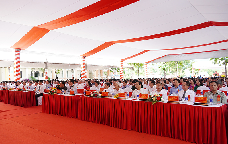Các đại biểu dự lễ kỷ niệm 60 năm thành lập Trường THPT Tuyên Hóa.