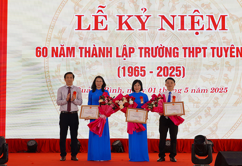 Lãnh đạo Sở Giáo dục-Đào tạo trao bằng khen của Chủ tịch UBND tỉnh cho các cá nhân đạt thành tích xuất sắc trong quá trình xây dựng và phát triển nhà trường.