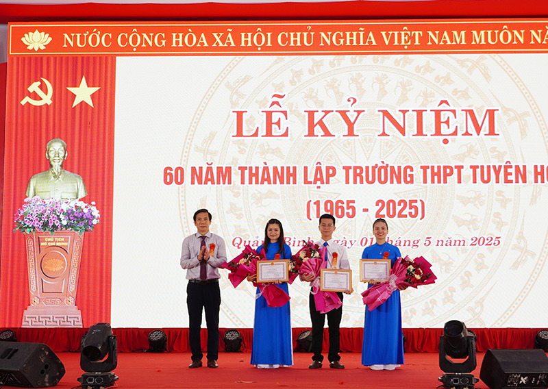 Trao giấy khen của Giám đốc Sở Giáo dục-Đào tạo cho các cá nhân Trường THPT Tuyên Hóa đạt thành tích xuất sắc trong quá trình xây dựng và phát triển nhà trường.