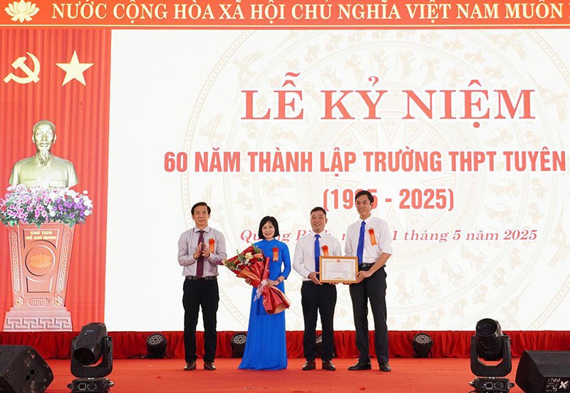 Lãnh đạo Sở Giáo dục-Đào tạo trao bằng khen của Chủ tịch UBND tỉnh cho Trường THPT Tuyên Hóa.