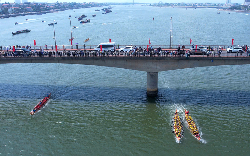 Các đội bơi tranh tài.  