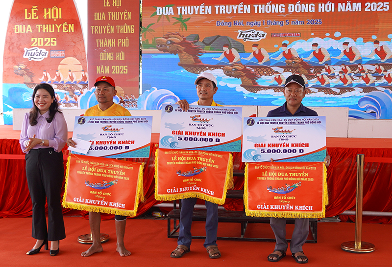 Đại diện Ban Tổ chức trao giải khuyến khích cho 3 đội.