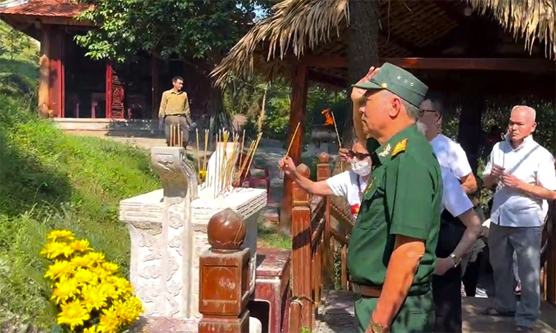 Các cựu chiến binh, người dân, du khách dâng hương viếng Đại tướng Võ Nguyên Giáp.