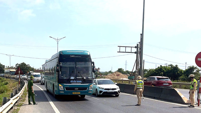 Lực lượng chức năng tham gia điều tiết, hướng dẫn giao thông qua khu vực cầu Gianh