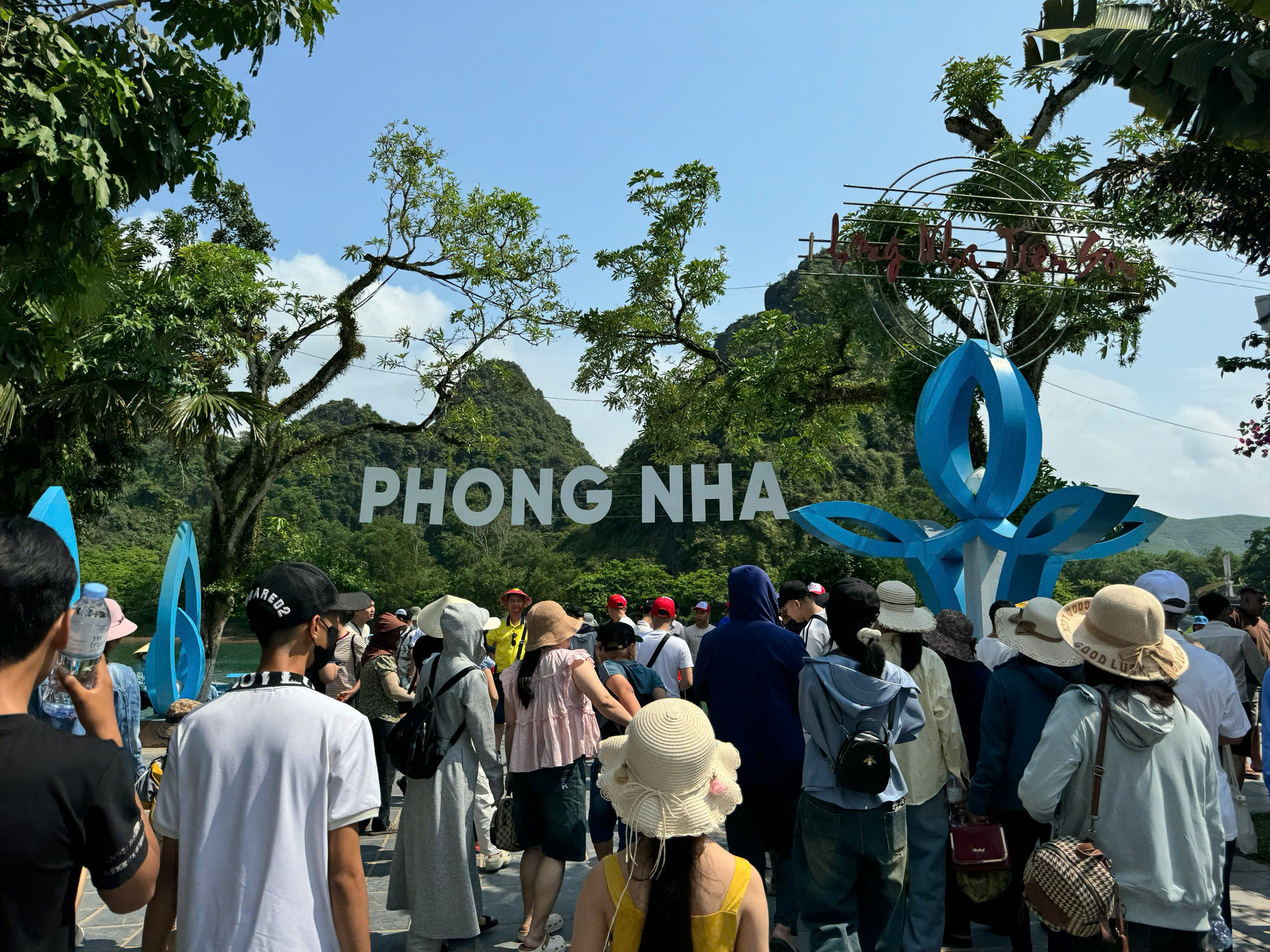 Du khách trải nghiệm động Phong Nha-Tiên Sơn.