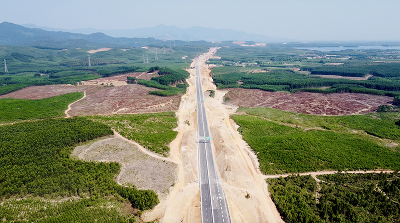 Dự án thành phần đường bộ cao tốc Bắc-Nam đoạn Bùng-Vạn Ninh có chiều dài 48,8km, điểm đầu tại xã Cự Nẫm (Bố Trạch), điểm cuối tại xã Vạn Ninh (Quảng Ninh).