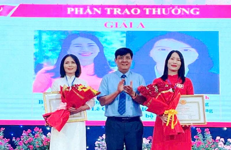 Cô giáo Châu Thị Thanh Bình (áo dài trắng), Bí thư Chi bộ, Hiệu trưởng Trường THCS Vạn Trạch đoạt giải nhất hội thi bí thư chi bộ giỏi huyện Bố Trạch năm 2023.