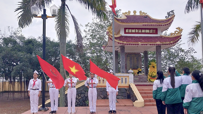 Các hoạt động “đền ơn đáp nghĩa” của học sinh Trường THCS Vạn Trạch.