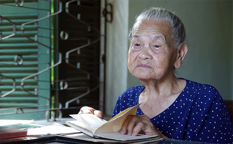 Mẹ Hoàng Thị Chính bên những kỷ vật của con trai, liệt sỹ Nguyễn Đức Kỳ.
