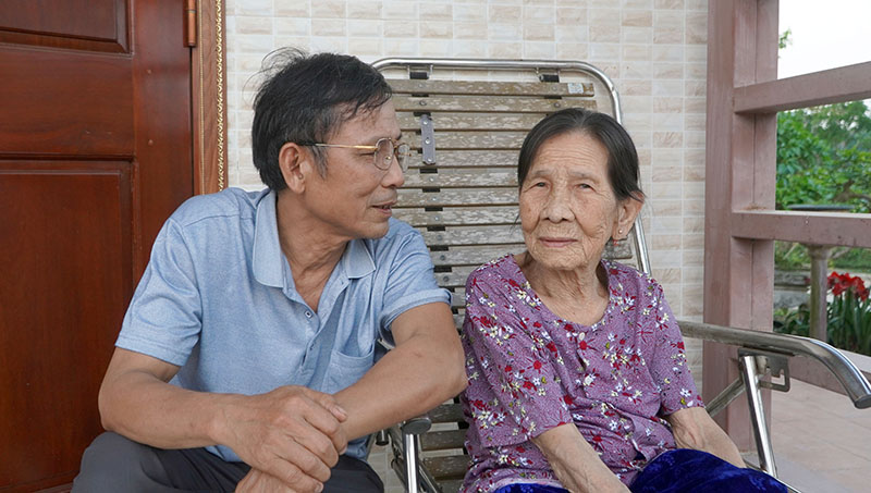 Mẹ và anh trai liệt sỹ Nguyễn Văn Nghi.