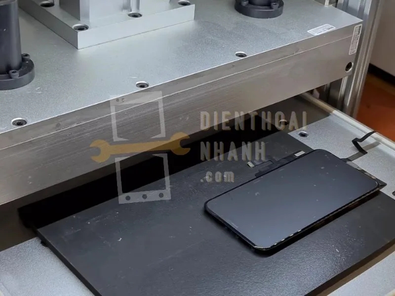 Mặt kính bị vỡ, nứt, trầy xước và bạn muốn thay mặt kính để đảm bảo tính thẩm mỹ cũng như trải nghiệm của mình. Tuy nhiên, bạn lại khá lo lắng vì không biết thay mặt kính có đắt không, giá khoảng bao nhiêu? Để giúp bạn giải đáp thắc mắc thì hãy theo dõi ngay bài viết dưới đây nhé! 
