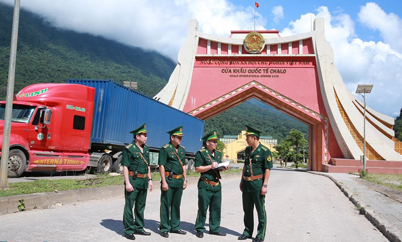 Cán bộ Trạm Kiểm soát Biên phòng cửa khẩu quốc tế Cha Lo triển khai thực hiện nhiệm vụ. Ảnh: Quốc Phong
