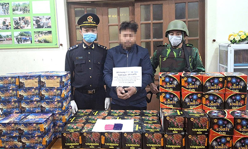Đồn Biên phòng cửa khẩu quốc tế Cha Lo phối hợp với lực lượng Hải quan cửa khẩu Cha Lo bắt giữ một vụ vận chuyển hàng hóa trái phép qua biên giới. Ảnh: Đơn vị cung cấp