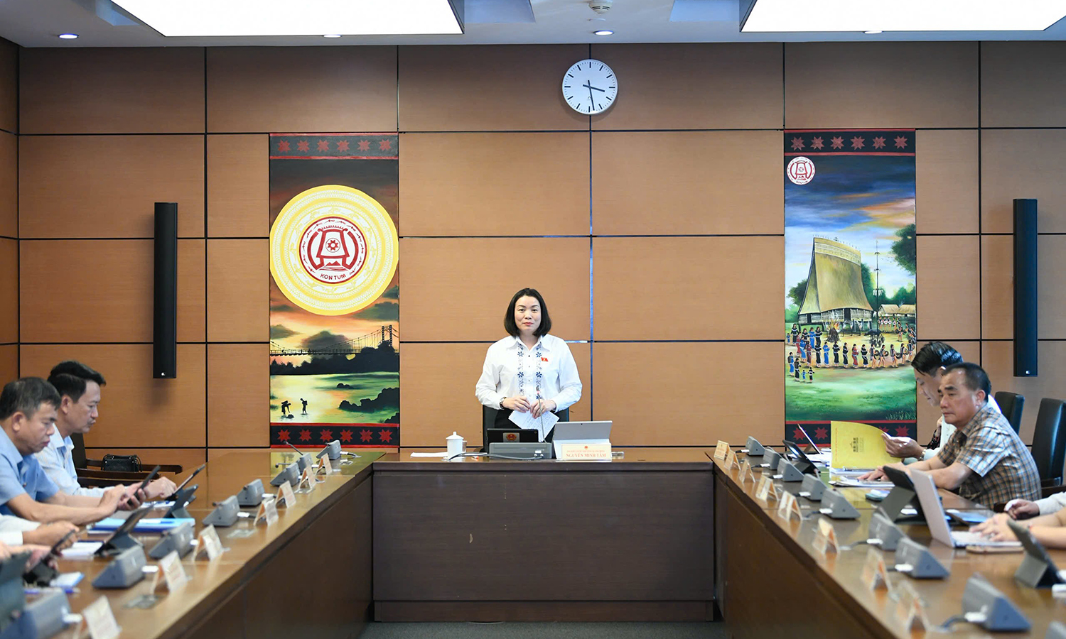 Đồng chí Phó trưởng đoàn chuyên trách phụ trách Đoàn ĐBQH tỉnh Nguyễn Minh Tâm điều hành thảo luận tại tổ.