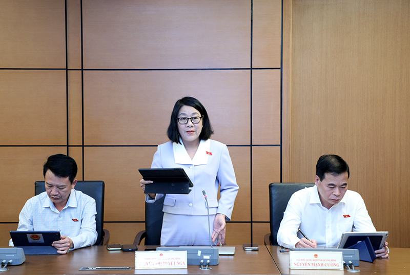 Đồng chí Ủy viên chuyên trách Ủy ban Văn hóa và Xã hội của Quốc hội Nguyễn Thị Tuyết Nga tham gia thảo luận tại tổ.