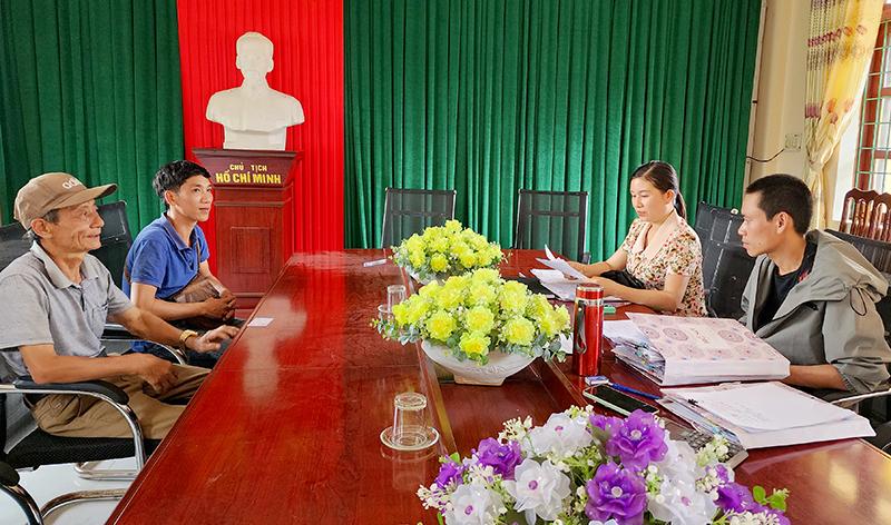 Xã Tân Thành quan tâm giải quyết kịp thời các thủ tục hành chính cho người dân.