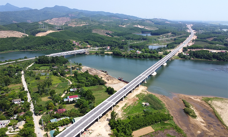 Cầu bắc qua sông Long Đại trên tuyến cao tốc qua Quảng Bình.