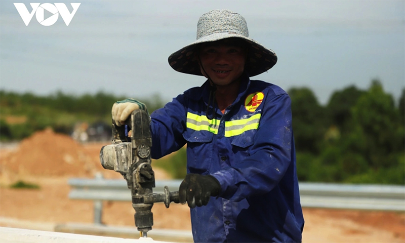 Thời tiết nắng nóng, công nhân vẫn miệt mài làm việc trên tuyến để hoàn thành dự án kịp tiến độ.