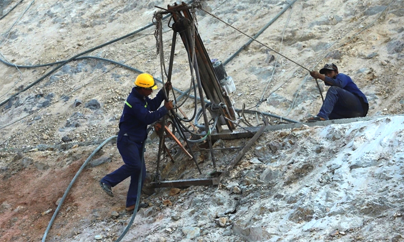  Công nhân gia cố, xử lý chống trượt ta luy.