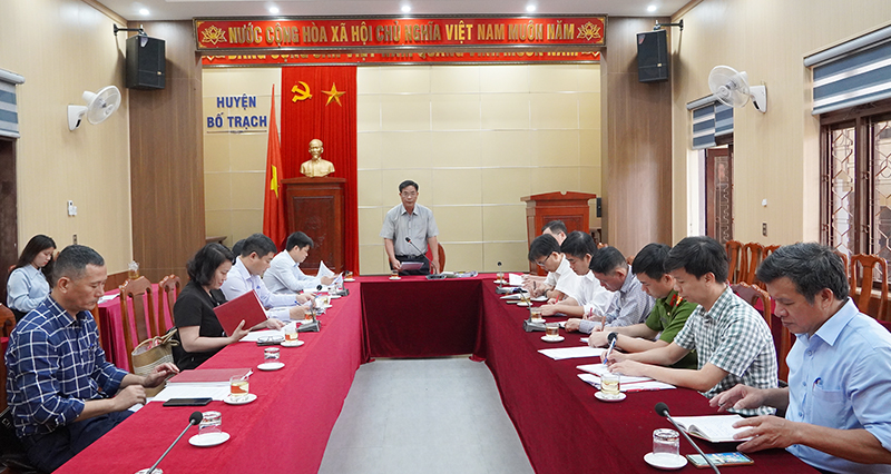  Đại diện lãnh đạo UBND huyện Bố Trạch công bố thông tin vụ việc.
