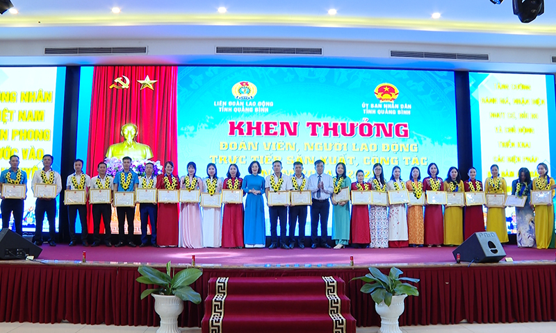 50 cá nhân có thành tích xuất sắc trong phong trào lao động sản xuất và công tác năm 2024-2025 được nhận bằng khen của Chủ tịch UBND tỉnh.
