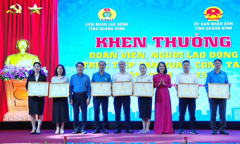 7 doanh nghiệp có thành tích xuất sắc trong thực hiện công tác an toàn vệ sinh lao động năm 2024 được nhận bằng khen của Ban Thường vụ LĐLĐ tỉnh.