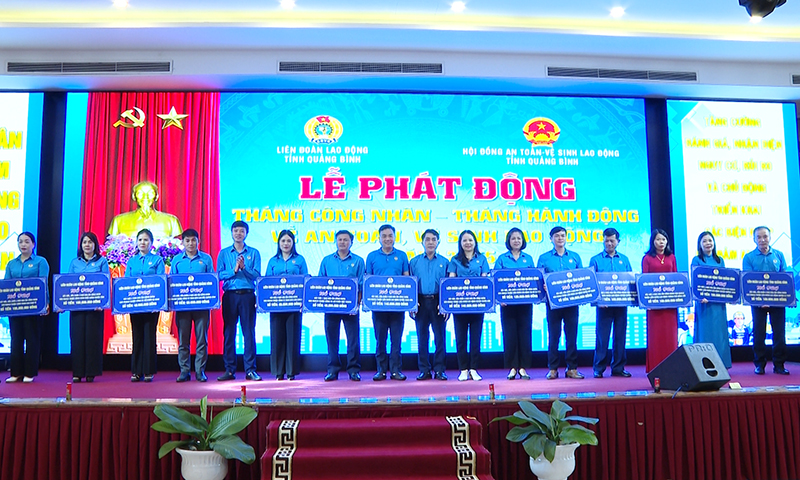 Ban Thường vụ LĐLĐ tỉnh trao tặng gần 1.900 suất quà với tổng trị giá hơn 1,2 tỷ đồng cho ĐV, NLĐ hoàn cảnh khó khăn.