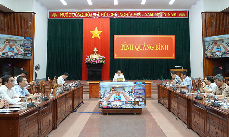 Đồng chí Phó Chủ tịch UBND tỉnh Phan Phong Phú và các đại biểu dự cuộc họp tại điểm cầu Quảng Bình.