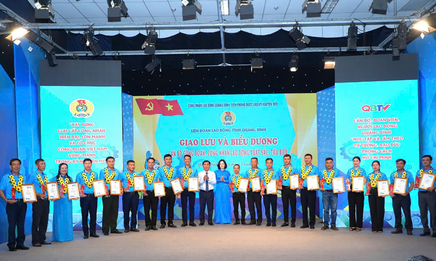 Biểu dương công nhân tiêu biểu là đảng viên, với nhiều thành tích xuất sắc trong công tác.