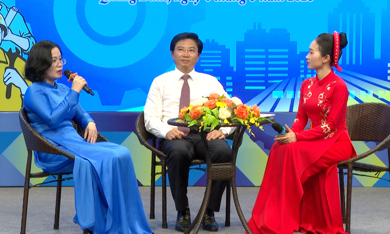Các đại biểu giao lưu tại chương trình.