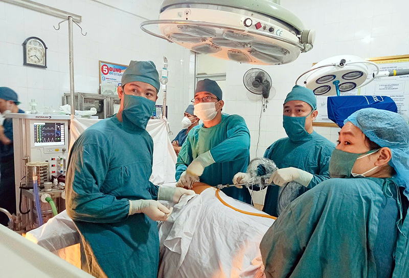 Đội ngũ y bác sĩ Bệnh viện đa khoa huyện Tuyên Hóa đã làm chủ nhiều kỹ thuật mới hiện đại.