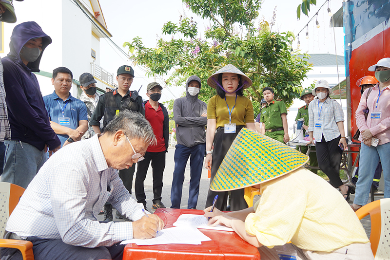 Ông Hoàng Duy Lộc ký xác nhận biên bản kiểm tra hiện trạng trước lúc cưỡng chế buộc thực hiện biện pháp khắc phục hậu quả.