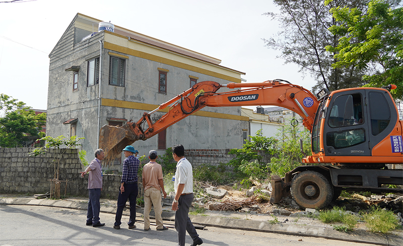 Các lực lượng chức năng tiến hành cưỡng chế buộc thực hiện biện pháp khắc phục hậu quả đối với diện tích đất ông Hoàng Duy Lộc lấn, chiếm.