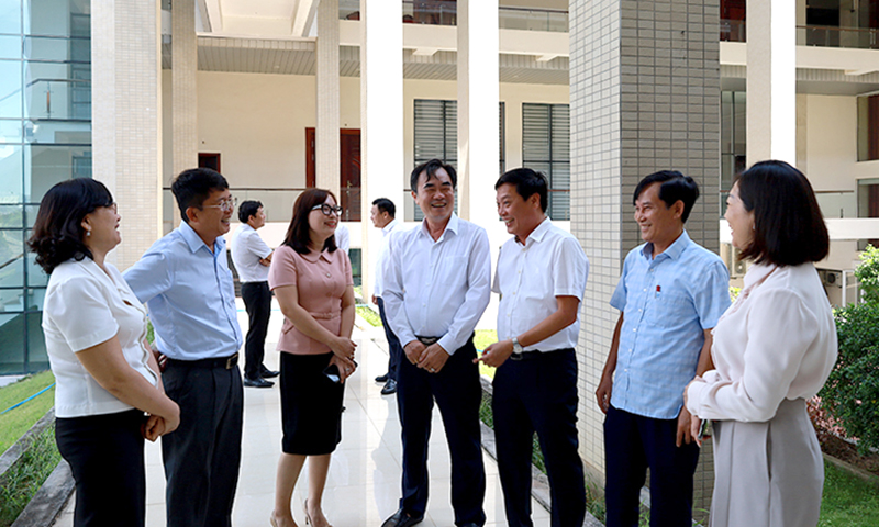 Đồng chí Trưởng ban Nội chính Tỉnh ủy Nguyễn Lương Bình trao đổi với các đại biểu bên lề hội thảo.