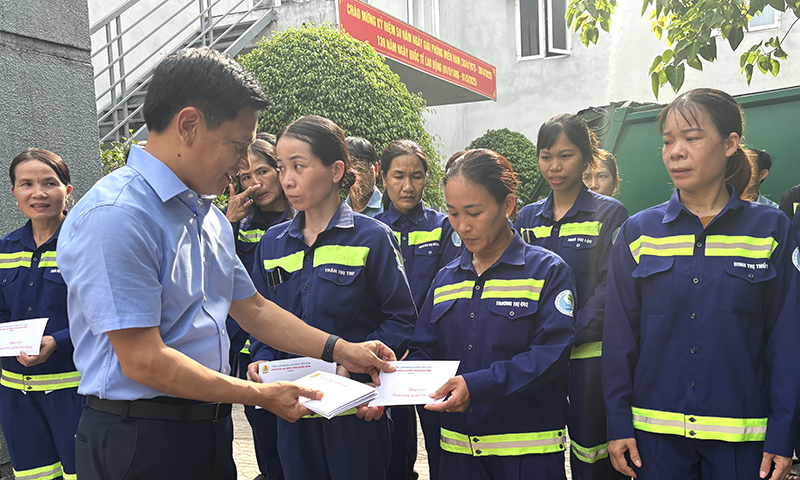 Đồng chí Phó Chủ tịch HĐND tỉnh Lê Vĩnh Thế tặng quà đoàn viên, người lao động tại Công ty CP Môi trường và Phát triển Đô thị Quảng Bình.