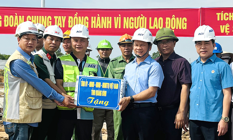 Đồng chí Phó Chủ tịch HĐND tỉnh Lê Vĩnh Thế tặng quà cho người lao động tại công trình xây dựng Nhà ga T2–Cảng hàng không Đồng Hới.