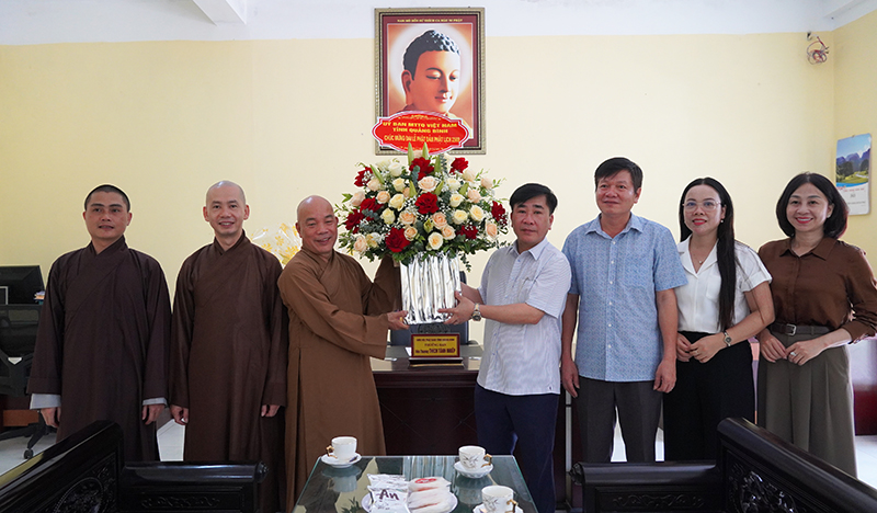 Đồng chí Chủ tịch Ủy ban MTTQVN tỉnh Phạm Quang Long tặng hoa chúc mừng Ban Trị sự Giáo hội Phật giáo Việt Nam tỉnh.