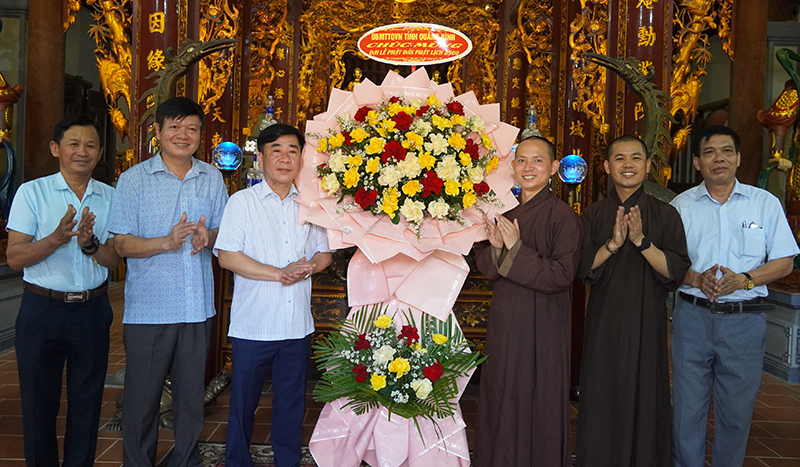 Đồng chí Chủ tịch Ủy ban MTTQVN tỉnh Phạm Quang Long tặng hoa chúc mừng chùa Hoằng Phúc.