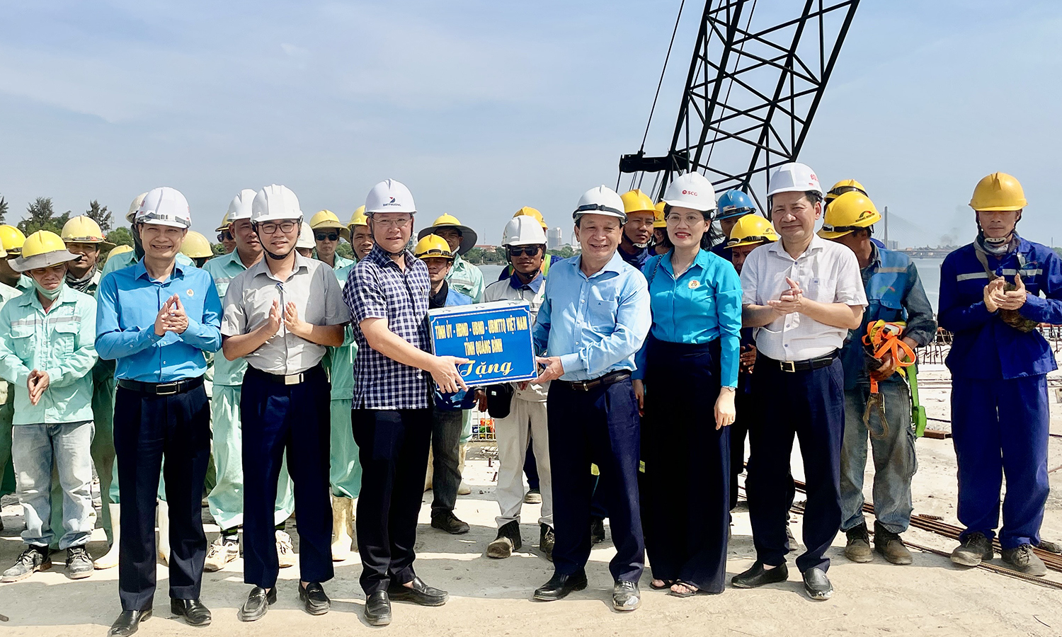 Đồng chí Phó Bí thư Thường trực Tỉnh ủy Trần Hải Châu và lãnh đạo các sở, ngành tặng quà kỹ sư, công nhân đang thi công dự án Cầu Nhật Lệ 3.