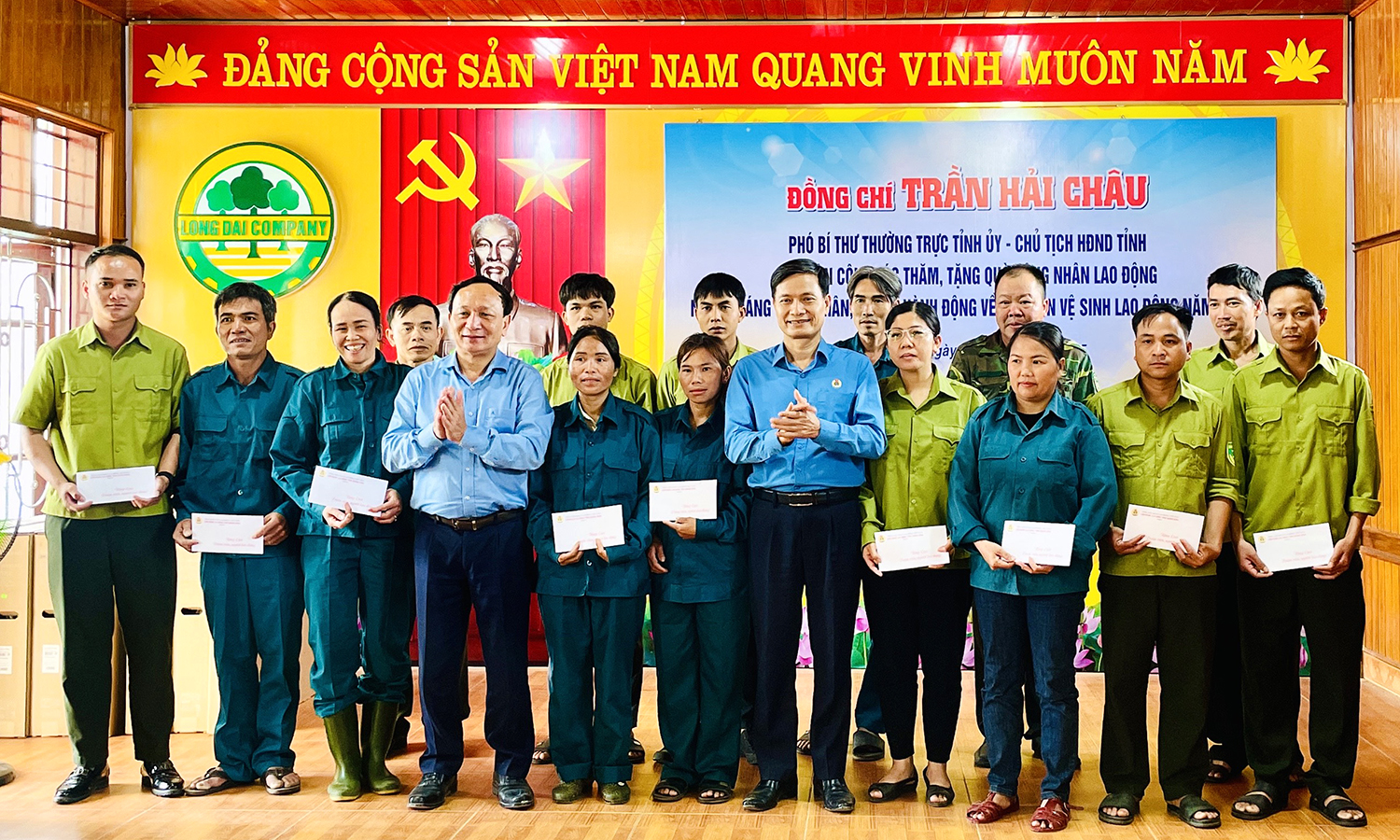 Đồng chí Phó Bí thư Thường trực Tỉnh ủy Trần Hải Châu tặng quà công nhân, người lao động hoàn cảnh khó khăn.